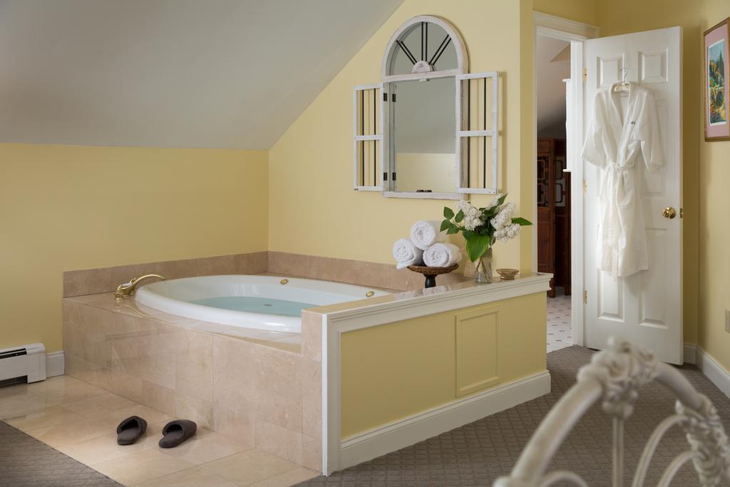 Wolf Cove Inn Poland 외부 사진