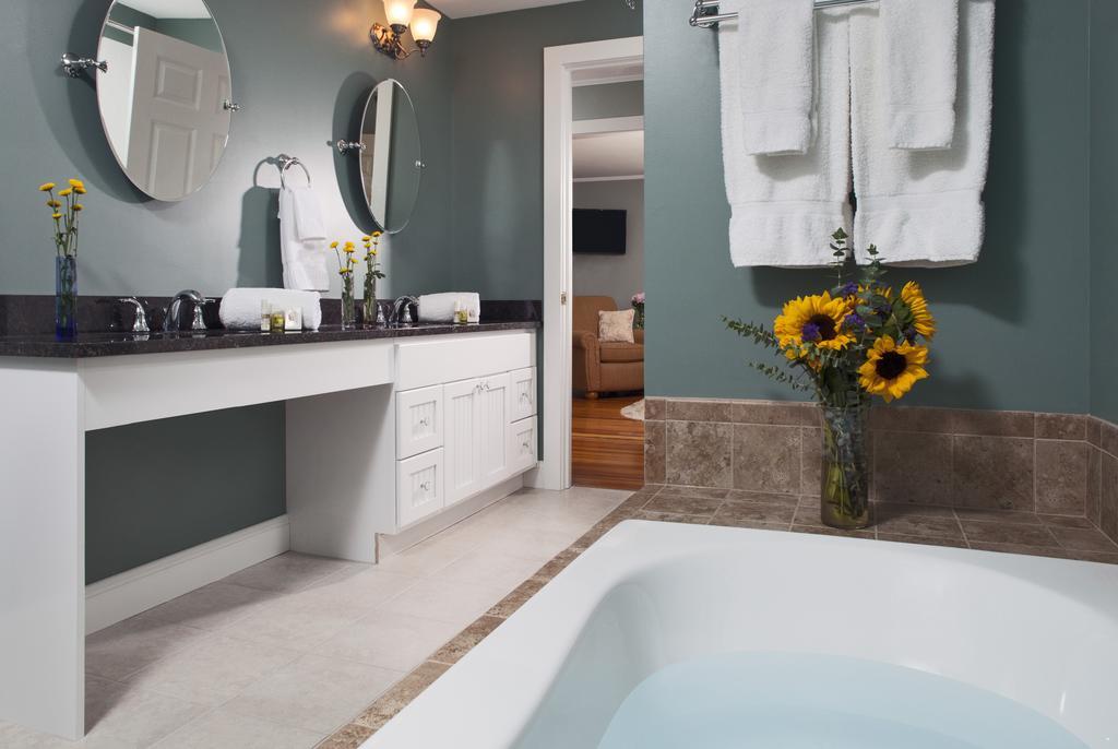 Wolf Cove Inn Poland 외부 사진
